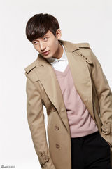 组图：成毅帅气腼腆写真曝光 暖男演绎民国校草