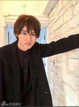 组图：“水球”小鲜肉走红 山崎贤人眉清目秀