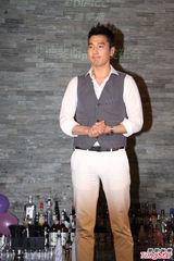 组图：赵又廷高圆圆好事近 情侣档抵沪分开捞金