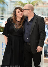 组图：《远离他》格拉德热吻图尔格曼博眼球