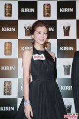 组图：吴千语性感大露背 称夏天到爱秀玉背