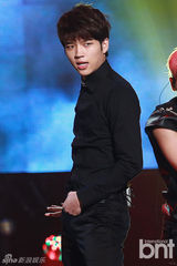 组图：众星献唱《冠军秀》 Infinite抱得奖杯归