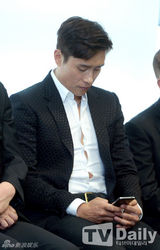 组图：李秉宪出席亚太电影节活动 捧回影帝奖杯