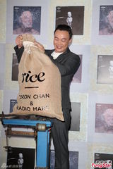 组图：陈奕迅《米．闪》发片 高温现场热昏记者