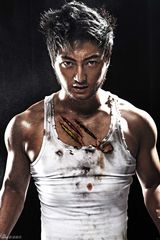 组图：多亮变身金刚狼 酷劲十足尽显型男风采