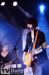 组图：郑俊英新专辑首秀 圆框眼镜卖萌搞笑