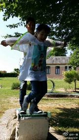 组图：田亮手把手教森碟跳水 女承父业温馨有爱