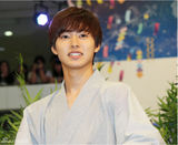 组图：小鲜肉山崎贤人看自己半裸泳裤照羞红脸