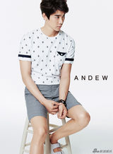 组图：演员柳演锡拍写真 温柔笑容展暖男魅力