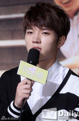 组图：金赛纶出席发布会 一袭白衣小清新