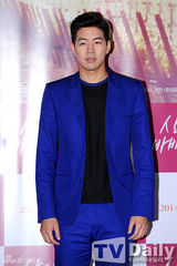 组图：韩星尹珍瑞镂空白裙优雅亮相试映会