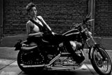 组图： 张欣奕骑哈雷拍写真 中性装扮酷劲十足
