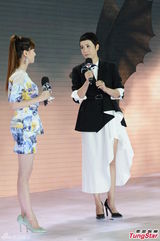 组图：蒋雯丽避谈张默吸毒 联手白百何献声