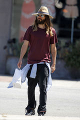 组图：莱托最新街拍 长发大胡子美男变糙汉