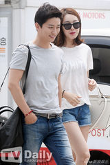 组图：苏怡贤印乔镇甜蜜现身 准夫妇难掩幸福