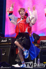 组图：韩星孙艺珍刘在石珉豪等为国足加油