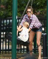 组图：邦臣一家公园玩耍 辣妈秀长腿萌宝抢眼