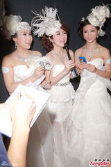 组图：女子组合FFx穿性感婚纱享受甜蜜