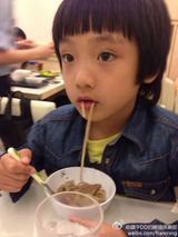 组图：吴镇宇穿制服搞怪 疑影版《冲上云霄》试装照