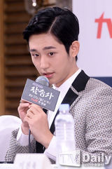 组图：郑容和出席发布会 帅气西装似王子