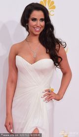 组图：劳拉-弗雷瑟抹胸白裙亮相艾美红毯