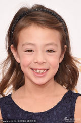 组图：童星奥布里-安德森-埃蒙斯亮相红毯