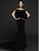 组图：黄圣依登时尚杂志封面 黑白风大气高贵