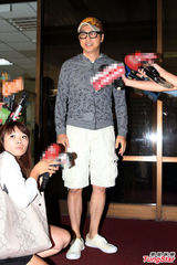 组图：庾澄庆术后出院精神好 被问伊能静玩快闪