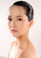 组图：斯琴高丽精致妆容 香肩外漏尽显迷人气质