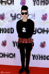 组图：大山受邀出席潮流派对 黑色造型夺人眼球