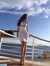 组图：Angelababy海边美照秀曲线 剪刀手卖萌