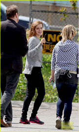 组图：艾玛沃特森着清新简装 秀发飘逸笑容满面