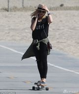 小贝长子搭《海扁王》女星玩滑板 追逐嬉闹(图)