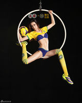 组图：火炬圣女裸腿大开助威世界杯桑巴军团