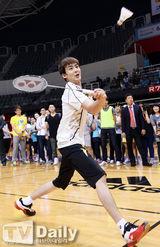 组图：2PM尼坤出席羽毛球活动 阳光笑容暖人心