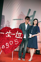 组图：《一生一世》谢霆锋高圆圆设计高跟鞋