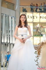 组图：吴千语低胸雪白婚纱现身 气质优雅