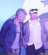 组图：崔健首次导演新片 墨镜鸭舌帽酷炫大笑