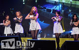 组图：SISTAR热裤劲舞 助阵慈善音乐会