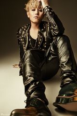 组图：赵泳鑫曝最新写真 摇滚造型携爱犬出镜