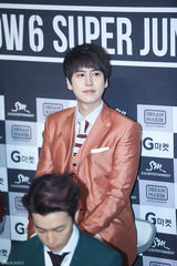 独家：SJ变彩虹团 希澈特立独行偏爱剪刀手