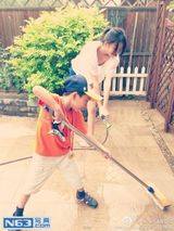 组图：王中磊17岁女儿长腿清秀 姐弟有爱互动