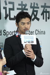 组图：陈柏霖引领行业创新 帅气亮相发布会