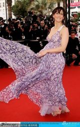 策划：裸奔弱爆！影节红毯九怪 囧脸露臀钻裙底