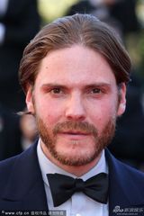 组图：丹尼尔-布鲁赫现身 背头胡须性感迷人