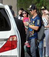 组图：吴尊潮装抱女 neinei手握甜筒戴黑超可爱