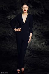 组图：王力可冷艳大片曝光 深V华服展现性感