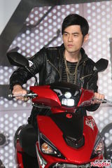 组图：周杰伦证实明年前结婚 称想生个小周杰伦