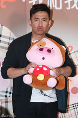 组图：黄磊携女儿多多为麦兜配音 嘟嘴卖萌