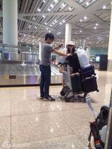 组图：刘诗诗吴奇隆日本游玩满载而归 吴奇隆贴心整行李